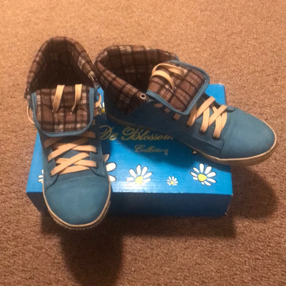Women’s casual shoes.